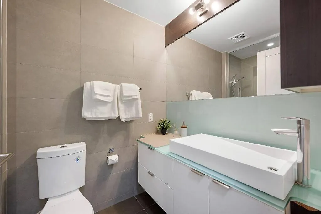 Deluxe Cn Tower View, Pool,Freeparking, By Rogers Mtcc Bluejays Apartment Toronto