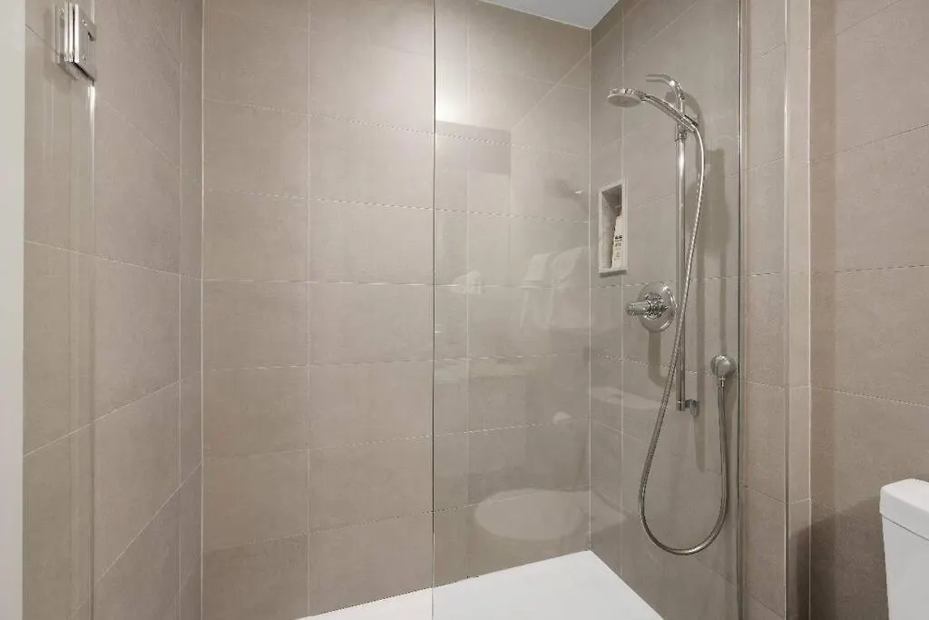 Deluxe Cn Tower View, Pool,Freeparking, By Rogers Mtcc Bluejays Toronto